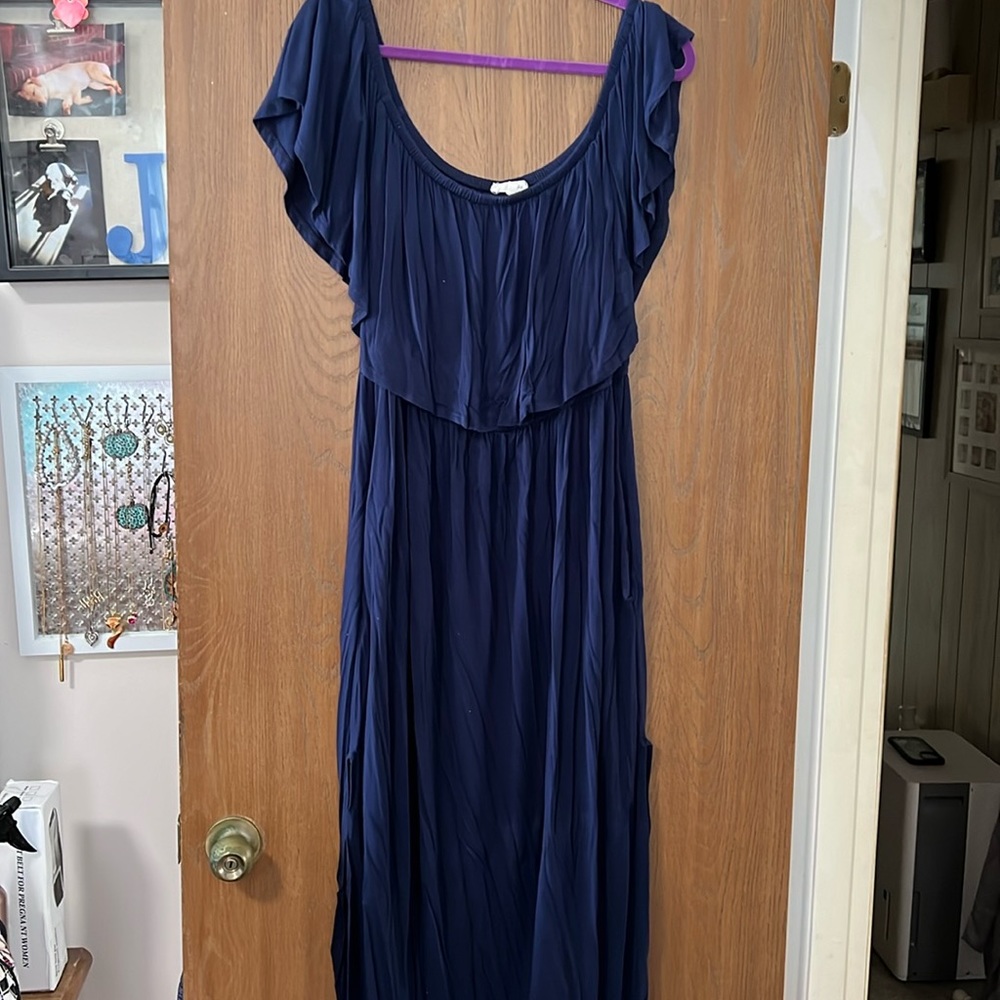 Maxi with a cut out on the leg on each side